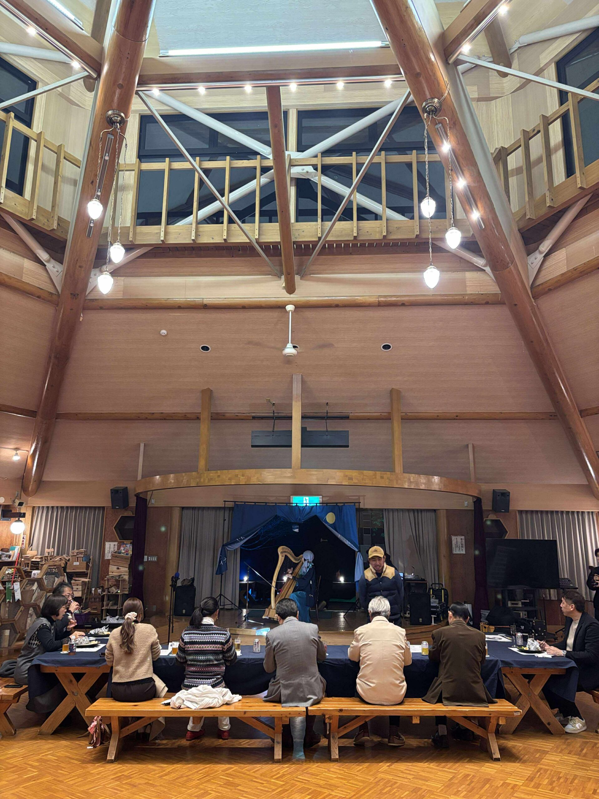 会場内で料理を楽しむ参加者