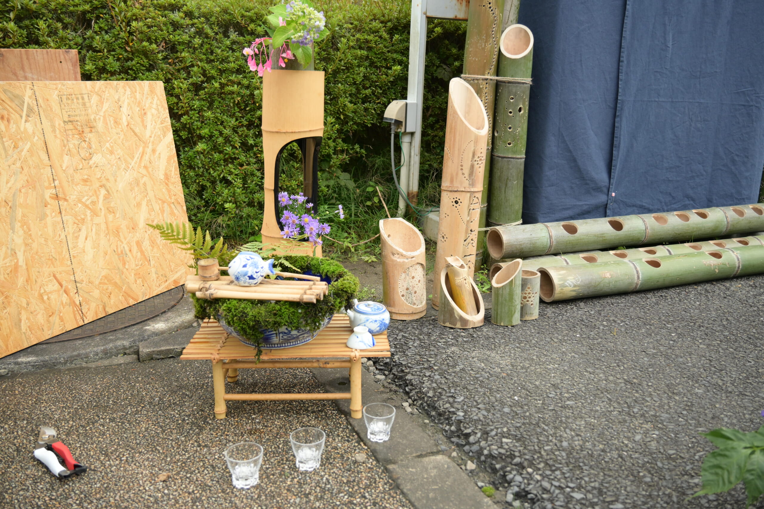竹を使った会場装飾と竹あかりの準備風景